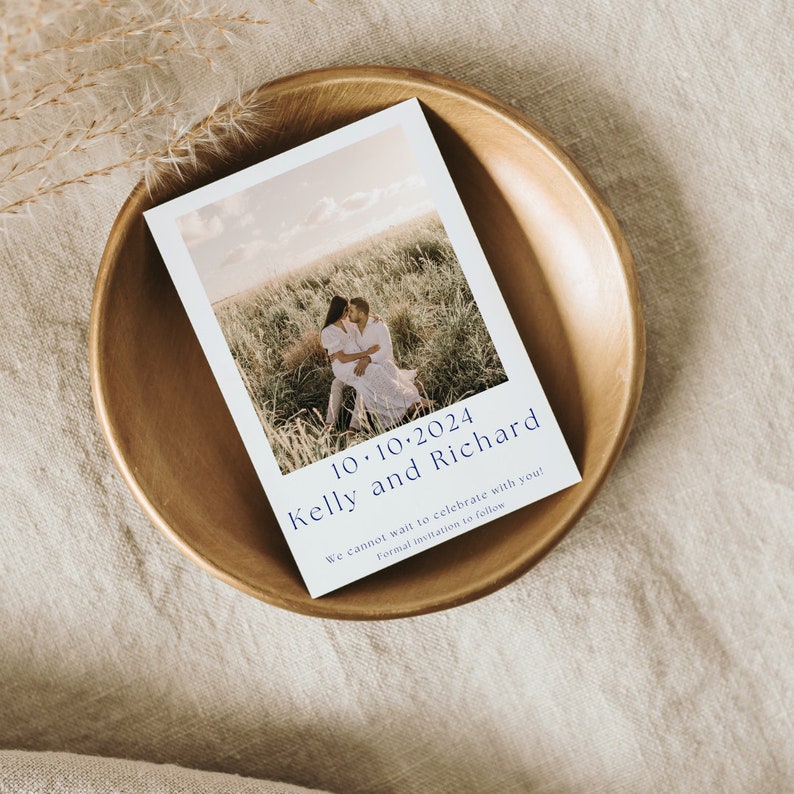 Pode incluir: Um cart&atilde;o branco de guardar a data com uma foto de um casal num campo. O texto no cart&atilde;o diz "10.10.2024 Kelly e Richard N&atilde;o podemos esperar para celebrar com voc&ecirc;s! Convite formal a seguir."