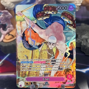 Könnte beinhalten: Sammelkarte mit der Figur Enel aus der Serie "One Piece". Die Karte zeigt eine lebendige Illustration von Enel mit einem Stab vor einem farbenfrohen Hintergrund. Der Text enthält Spielanweisungen und eine Stärke von "5000".
