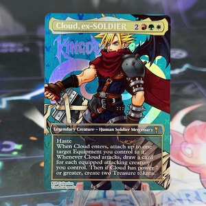 Puede incluir: Una carta coleccionable holográfica que muestra a un personaje rubio llamado Cloud, ex-SOLDIER, con una bufanda roja y armadura oscura. La carta presenta texto de juego, símbolos de maná y el título Kingdom Hearts sobre un fondo azul brillante.