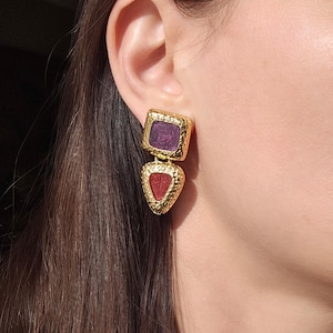 Hammered drop earrings Vintage Swirl enamel dangle earrings purple and red glitter dust 80s glam Gold tone statement dangle geometric retro