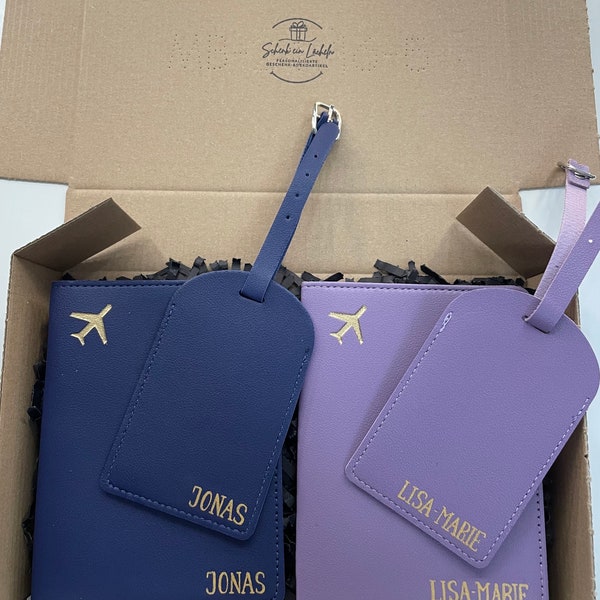 Kofferanhänger und Reisepasshüllen Set „Plane“ aus Leder mit individueller Gravur