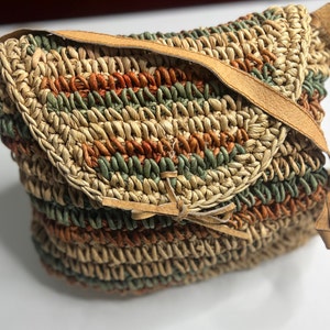 Cartera vintage de crochet y cuero Cornhusk: rayas verdes, marrones y beige - Bolso Hobo Chic sin usar