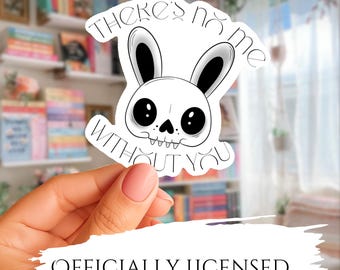 Puede incluir: Una pegatina troquelada con una ilustración en blanco y negro de una calavera con largas orejas de conejo y grandes ojos oscuros. El texto "THERE'S NO ME WITHOUT YOU" está arqueado alrededor de la calavera. Tiene un borde blanco.