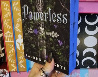 Lauren Roberts | Impuissant | Fait sur mesure | Livres à bords pulvérisés | Plus de livres disponibles