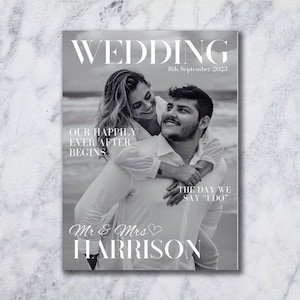 Könnte beinhalten: Eine schwarz-weiße Hochzeitsanzeige mit einem Foto eines Paares. Der Text lautet "Wedding", "8th September 2023", "Our happily ever after begins", "The day we say "I do"", "Mr & Mrs HARRISON".