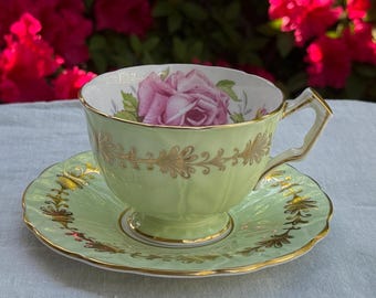 Tasse et soucoupe à thé vert clair Aynsley vintage avec motif de roses en forme de chou et bordure dorée