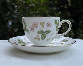 Wedgwood Wild Strawberry Tea and Pastry Service for 8 Place