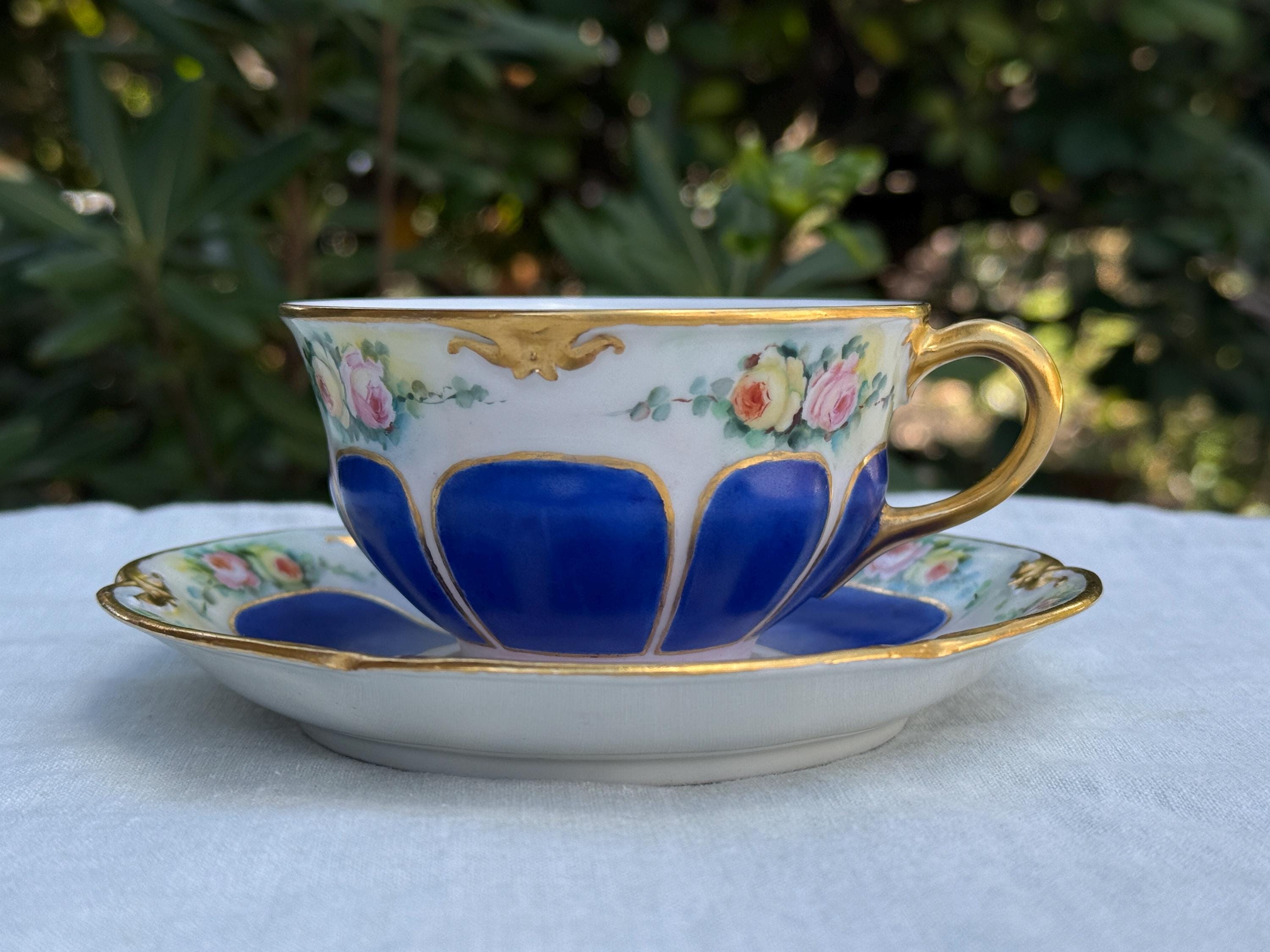Französische antike handbemalte florale Teetasse und Untertasse, Kobaltblau und schwere Vergoldung