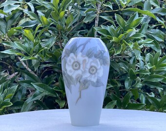 Vintage Royal Copenhagen Vase mit hoher Schulter in handgemaltem Blumenmuster 20 cm