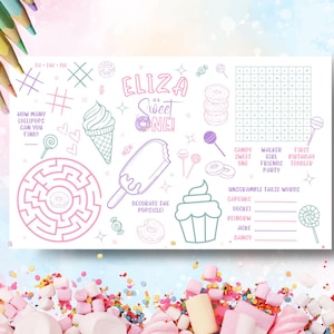 Op de afbeelding: Een afdrukbaar activiteitenblad voor een kinderfeestje met een zoet thema. Het blad bevat een doolhof, een woordzoeker, een tic-tac-toe spel en een sectie om woorden te ontwarren. Het blad is versierd met afbeeldingen van lolly's, ijshoorns, cupcakes en donuts. De tekst op het blad zegt "Eliza is Sweet One!"