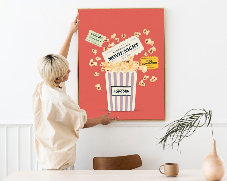 K&ouml;nnte beinhalten: Ein rotes Poster mit einem gestreiften Popcorn-Eimer und Popcorn, das herausf&auml;llt. Das Poster zeigt auch Tickets mit der Aufschrift "Eintritt f&uuml;r den Filmabend" und "Freier Eintritt".