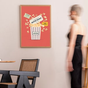 K&ouml;nnte beinhalten: Ein rotes Poster mit einem wei&szlig;-blau gestreiften Popcorn-Eimer, gef&uuml;llt mit Popcorn und Kinokarten. Die Karten zeigen "Filmabend" und "Freier Eintritt".