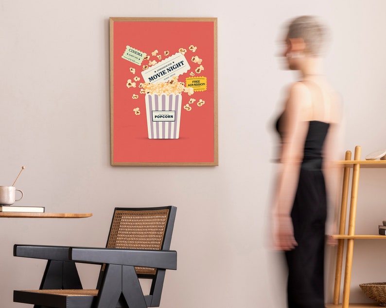 K&ouml;nnte beinhalten: Ein rotes Poster mit einem wei&szlig;-blau gestreiften Popcorn-Eimer, gef&uuml;llt mit Popcorn und Kinokarten. Die Karten zeigen "Filmabend" und "Freier Eintritt".