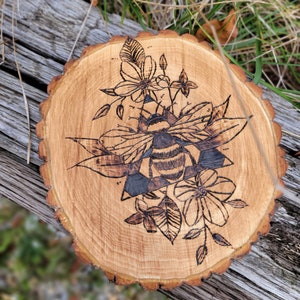 Pezzo decorativo da parete floreale con api e alveari – legno bruciato