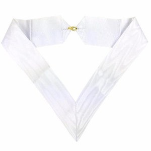 Puede incluir: Collar de satén blanco masónico con cierre de metal dorado.