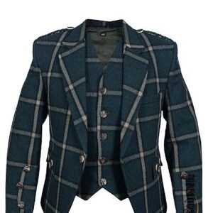Puede incluir: Una chaqueta de traje de cuadros verdes y blancos con un chaleco a juego. La chaqueta tiene cierre de doble botonadura y solapa de muesca. El chaleco tiene cierre de un solo botón y cuello en V.