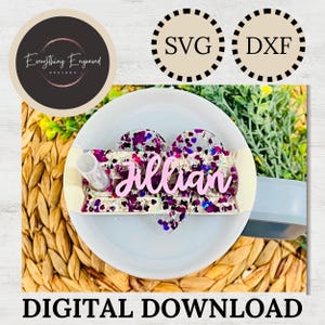 Può includere: Un design a forma di cuore in acrilico con il nome "Jillian" in corsivo rosa, riempito di glitter viola e iridescenti. L'immagine include i badge "SVG" e "DXF" e le parole "DIGITAL DOWNLOAD".