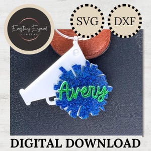 Könnte beinhalten: Ein weißer Megaphon-förmiger Anhänger mit einem blauen Glitzer-Pompon-Design und dem Namen "Avery" in grüner Schrift. Das Bild enthält den Text "DIGITALER DOWNLOAD" und Logos für SVG- und DXF-Dateien.
