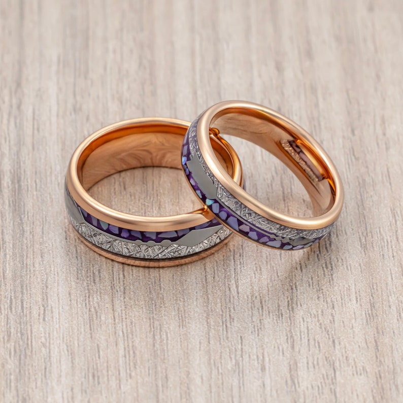 Anillo de flecha de oro rosa de la banda de bodas de carburo de tungsteno, incrustación de ágata púrpura y meteorito, banda de bodas para hombres, anillo de compromiso, anillos para él y para ella imagen 2