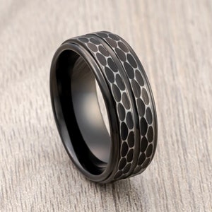 Zwarte wolfraamcarbide trouwring met getrapte randen gehamerd geborsteld midden, heren trouwring, verlovingsring, comfort fit, 8 mm ring