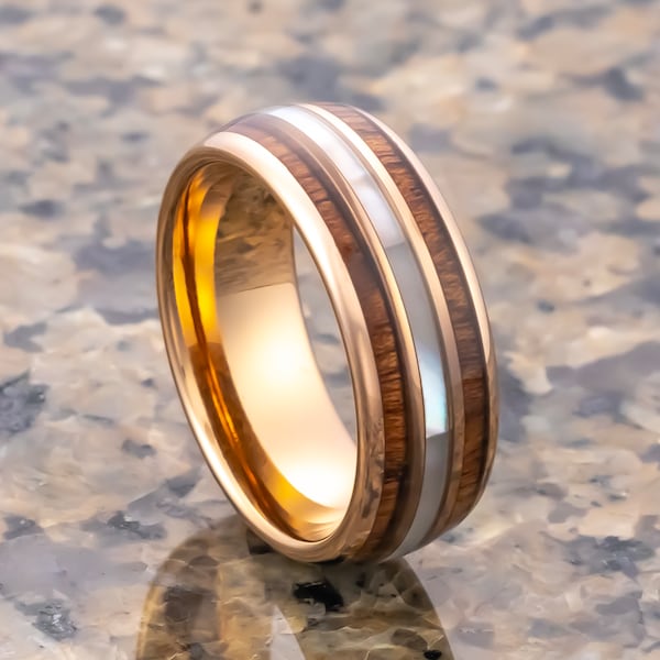 Bague dôme en tungstène en or rose avec incrustation de nacre brillante entre deux incrustations en bois de koa. anneau de 8 mm