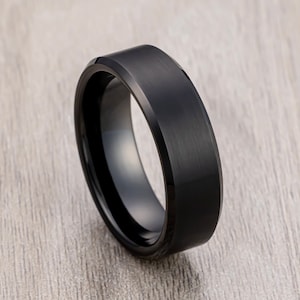 Zwarte wolfraamcarbide trouwring met afgeschuinde randen, geborsteld midden, ring van 6 mm.