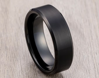 Alliance noire en carbure de tungstène avec bords biseautés au centre brossé, anneau de 6 mm.