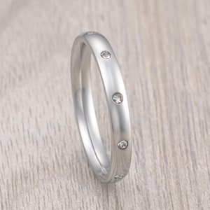 Hochglanzpoliertes Edelstahlband mit 10 CZ Flush um das Band, Ehering mit CZ Diamanten, 3mm Ring