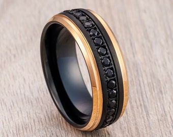 Anillo negro cepillado de la alianza de boda de carburo de tungsteno con bordes de oro rosa y diamantes CZ negros por todas partes, anillos de boda únicos anillo de 8 mm