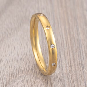 Hochglanzpoliertes Edelstahlband mit 10 CZ Flush um das Band, Ehering mit CZ Diamanten, 3mm Ring