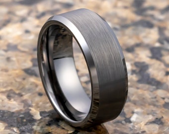 Alianza de boda de carburo de tungsteno color bronce con bordes biselados, centro cepillado, anillo de 6 mm y 8 mm