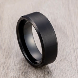 Aliança de casamento de carboneto de tungstênio preto com bordas chanfradas no centro escovado, aliança de casamento masculina, anel de noivado, alianças de casamento exclusivas de 8 mm.