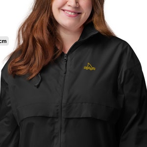 May include: Black hooded jacket with a zip fastening and a small gold shark fin logo on the chest. Model: 5'9" / 175cm. Size: L.