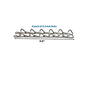 Puede incluir: Un collar de eslabones plateado con 6 eslabones, cada uno de 2,2 mm de ancho. El collar mide 15,2 cm de largo. El texto "6 pack of 2.2 mm links" es visible.