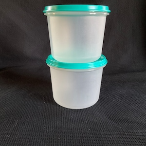 Tupperware Set of 2 flour cups