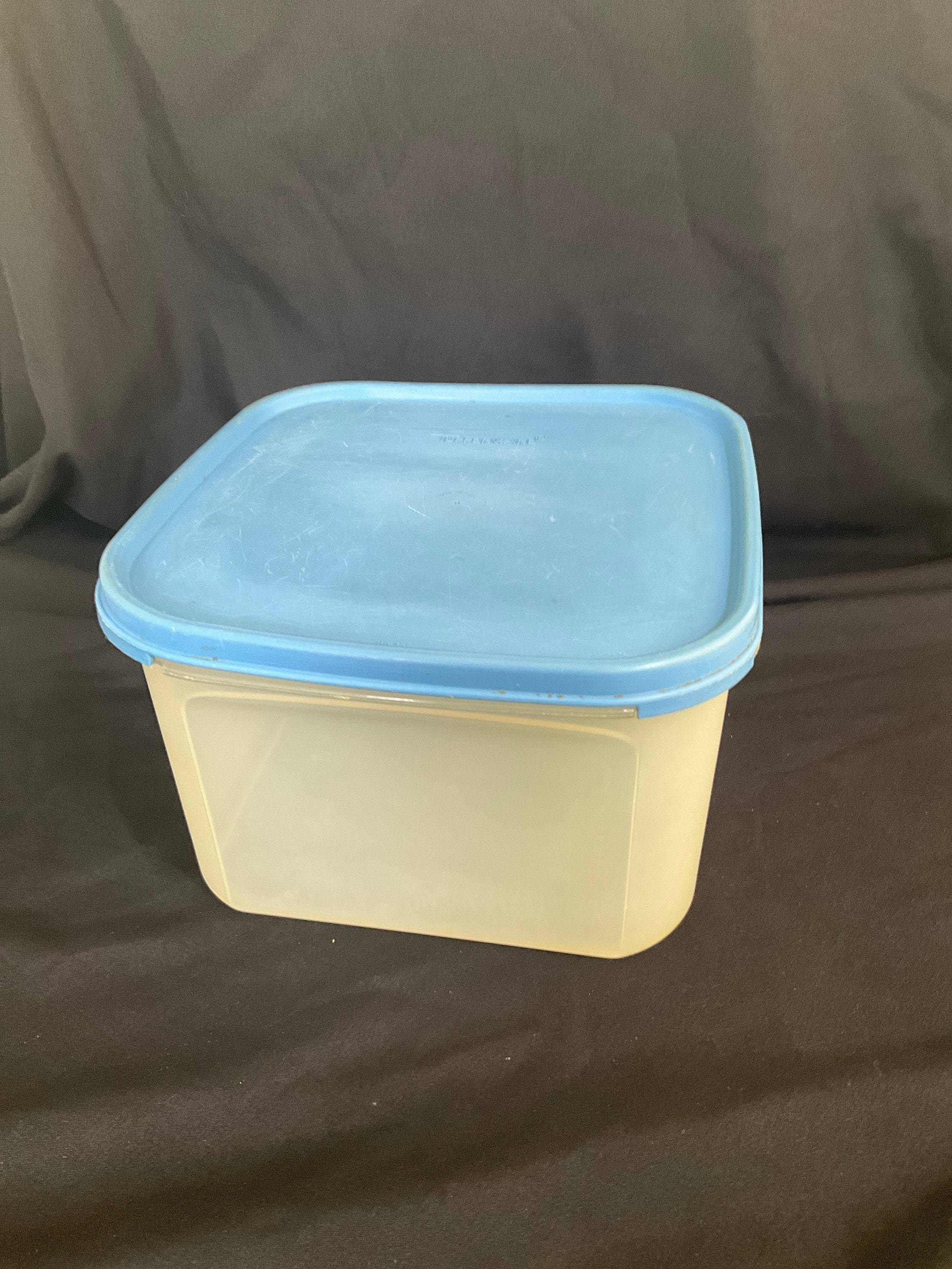 Boîte carrée Tupperware vintage avec couvercle bleu - France
