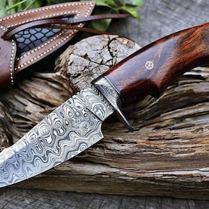 Custom Damaststahl Jagdmesser: Pakkaholz Griff