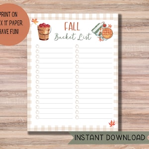 Puede incluir: Una lista de deseos de otoño imprimible, diseñada para papel de 21,6 x 28 cm. El diseño presenta un borde a cuadros beige y blanco, con ilustraciones de un cubo de madera con manzanas, un pastel y hojas de otoño. Las palabras "FALL Bucket List" están escritas en cursiva.