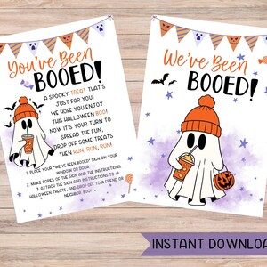 Puede incluir: Dos letreros imprimibles con temática de Halloween con los textos "You've Been BOOED!" y "We've Been BOOED!". Cada letrero presenta un fantasma de dibujos animados con un sombrero naranja, sosteniendo una bebida y una calabaza. Decorado con murciélagos, estrellas y caramelos.