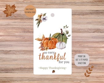 Könnte beinhalten: Ein druckbarer Thanksgiving-Geschenk-Anhänger mit einer Aquarell-Illustration von Kürbissen und Herbstlaub. Der Text lautet "So very thankful for you ~Happy Thanksgiving~" und "Drucken Sie auf 8,5 x 11 Papier. Viel Spaß!"