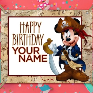 Puede incluir: Una pancarta con un rat&oacute;n pirata de dibujos animados sosteniendo una espada, con un sombrero de pirata y un abrigo azul. La pancarta dice "HAPPY BIRTHDAY YOUR NAME" en letras marrones. El fondo es un dise&ntilde;o de mapa con un borde rojo.
