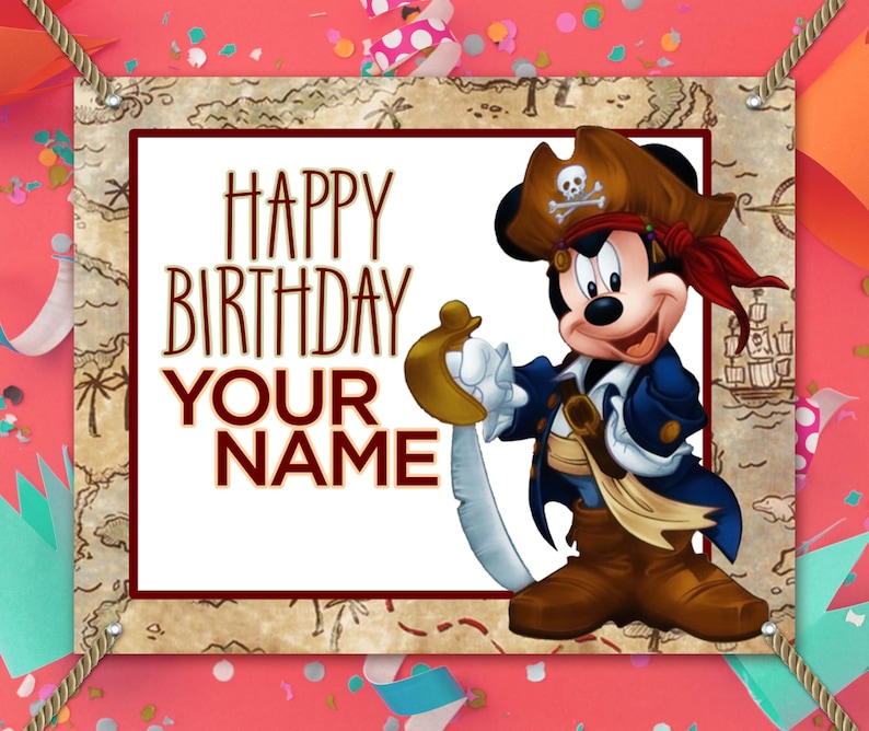 Puede incluir: Una pancarta con un rat&oacute;n pirata de dibujos animados sosteniendo una espada, con un sombrero de pirata y un abrigo azul. La pancarta dice "HAPPY BIRTHDAY YOUR NAME" en letras marrones. El fondo es un dise&ntilde;o de mapa con un borde rojo.