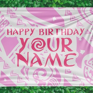 以下が含まれることがあります： ピンク色のテキストとデザインが施された白いバナー。「HAPPY BIRTHDAY YOUR NAME」と書かれています。背景にはピンク色の形とデザインが繰り返されており、誕生日のパーティーに最適です。