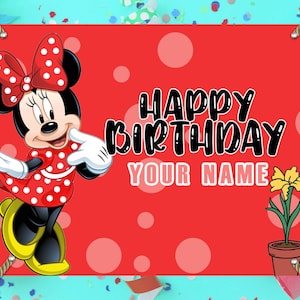 Pode incluir: Uma faixa vermelha com Minnie Mouse em um vestido e la&ccedil;o de bolinhas vermelhas. A faixa diz "HAPPY BIRTHAY YOUR NAME" em texto preto e branco. Uma flor amarela em um vaso est&aacute; no lado direito.