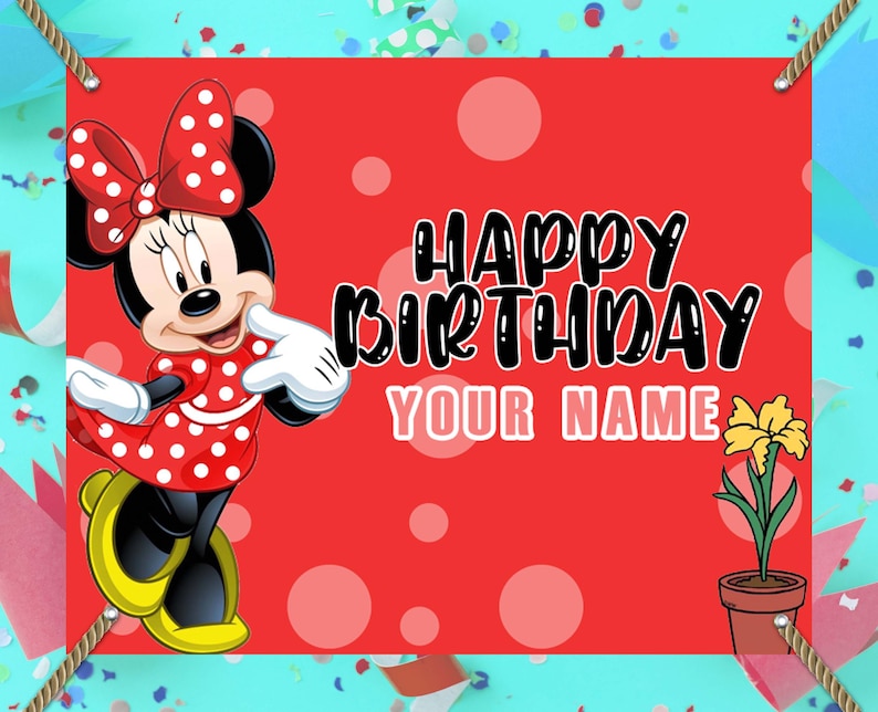 Pode incluir: Uma faixa vermelha com Minnie Mouse em um vestido e la&ccedil;o de bolinhas vermelhas. A faixa diz "HAPPY BIRTHAY YOUR NAME" em texto preto e branco. Uma flor amarela em um vaso est&aacute; no lado direito.