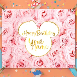 Może przedstawiać: Baner z tłem z r&oacute;żowych r&oacute;ż. Złoty kontur głowy Myszki Miki zawiera słowa "Happy Birthday" i "Your Name" w złotym skrypcie. Baner jest przewleczony liną i ma przelotki.