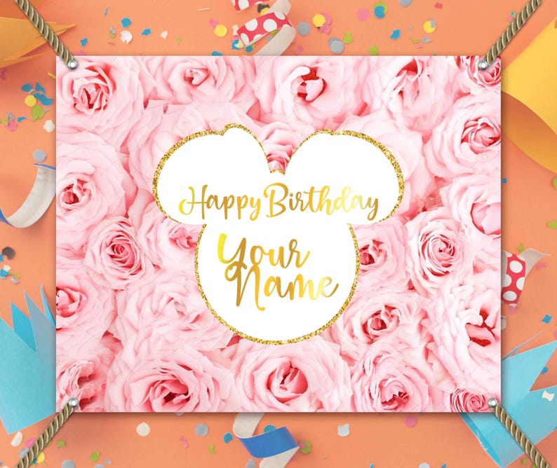 Może przedstawiać: Baner z tłem z r&oacute;żowych r&oacute;ż. Złoty kontur głowy Myszki Miki zawiera słowa "Happy Birthday" i "Your Name" w złotym skrypcie. Baner jest przewleczony liną i ma przelotki.