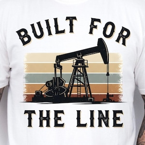 Może przedstawiać: Biała koszulka z grafiką pompy naftowej i napisem "BUILT FOR THE LINE". Projekt wykorzystuje retro schemat kolorów z poziomymi paskami. Na koszulce wydrukowano również słowa "Digital Design Only".