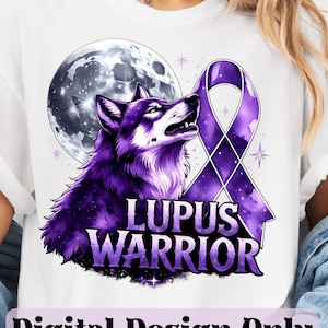 Peut inclure: T-shirt blanc avec un loup violet hurlant à la lune, un ruban de sensibilisation violet et les mots "Lupus Warrior". Le t-shirt comprend également le texte "Digital Design Only" et "8 FREE Designs Included."