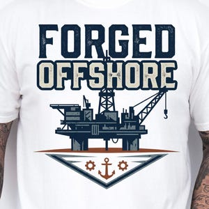 Puede incluir: Camiseta blanca con las palabras "FORGED OFFSHORE" en una fuente desgastada, con una ilustración de una plataforma petrolera en alta mar. El diseño incluye un ancla y el texto "Digital Design Only".